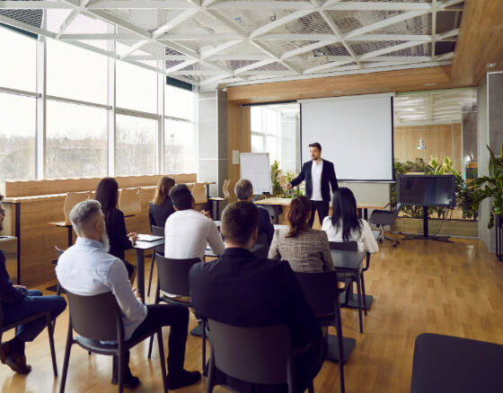 Der Trainer kommt ins Unternehmen und bildet die neuen Mitarbeiter aus – vom Anfänger zum Profi.